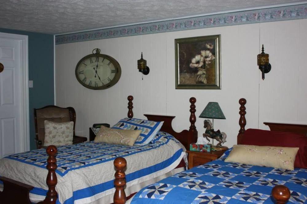 Carrousel Bed & Breakfast Cayuga Exteriör bild