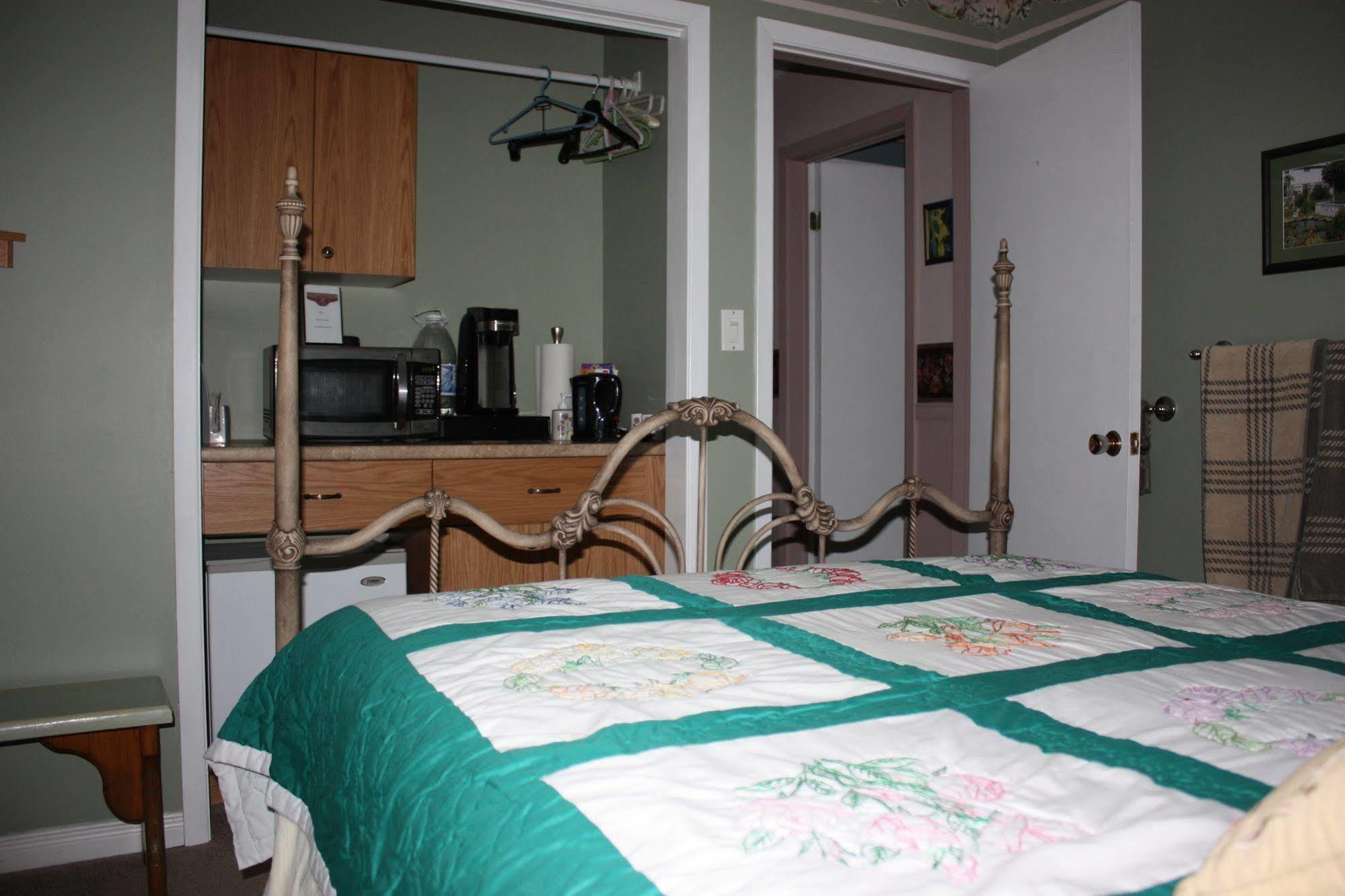 Carrousel Bed & Breakfast Cayuga Exteriör bild